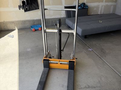 Manual lift stacker