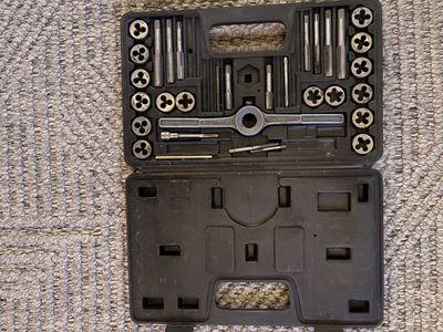 Tap and die set