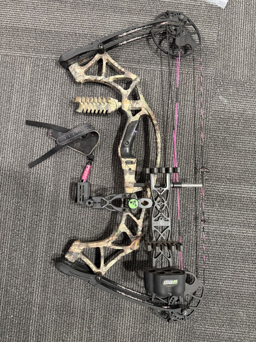 Hoyt Vixen Compound RH Bow