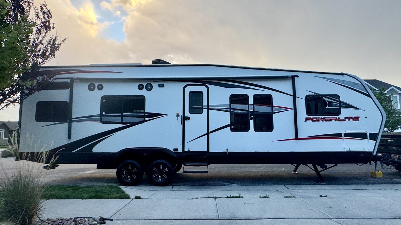 2017 Pacific Coachworks Powerlite 29FBXL Toy Hauler – Solar + Generator, Fuel Station, Sleeps 7