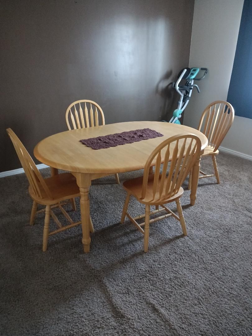 Kitchen Table w/ 4 charis