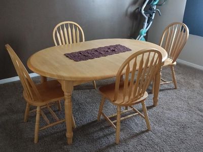 Kitchen Table w/ 4 charis