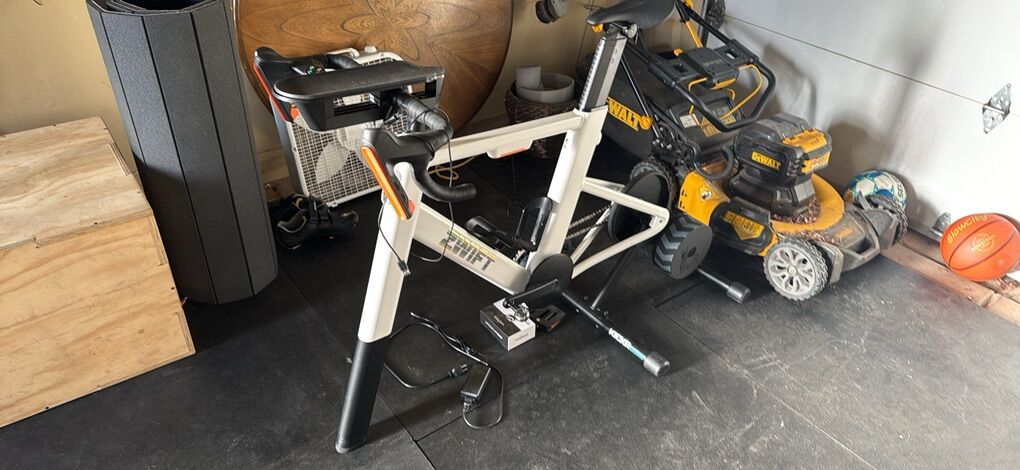 Zwift bike + wagoo kicker + pedals
