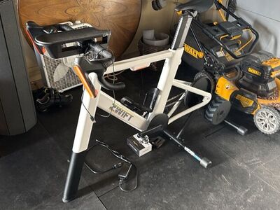 Zwift bike + wagoo kicker + pedals