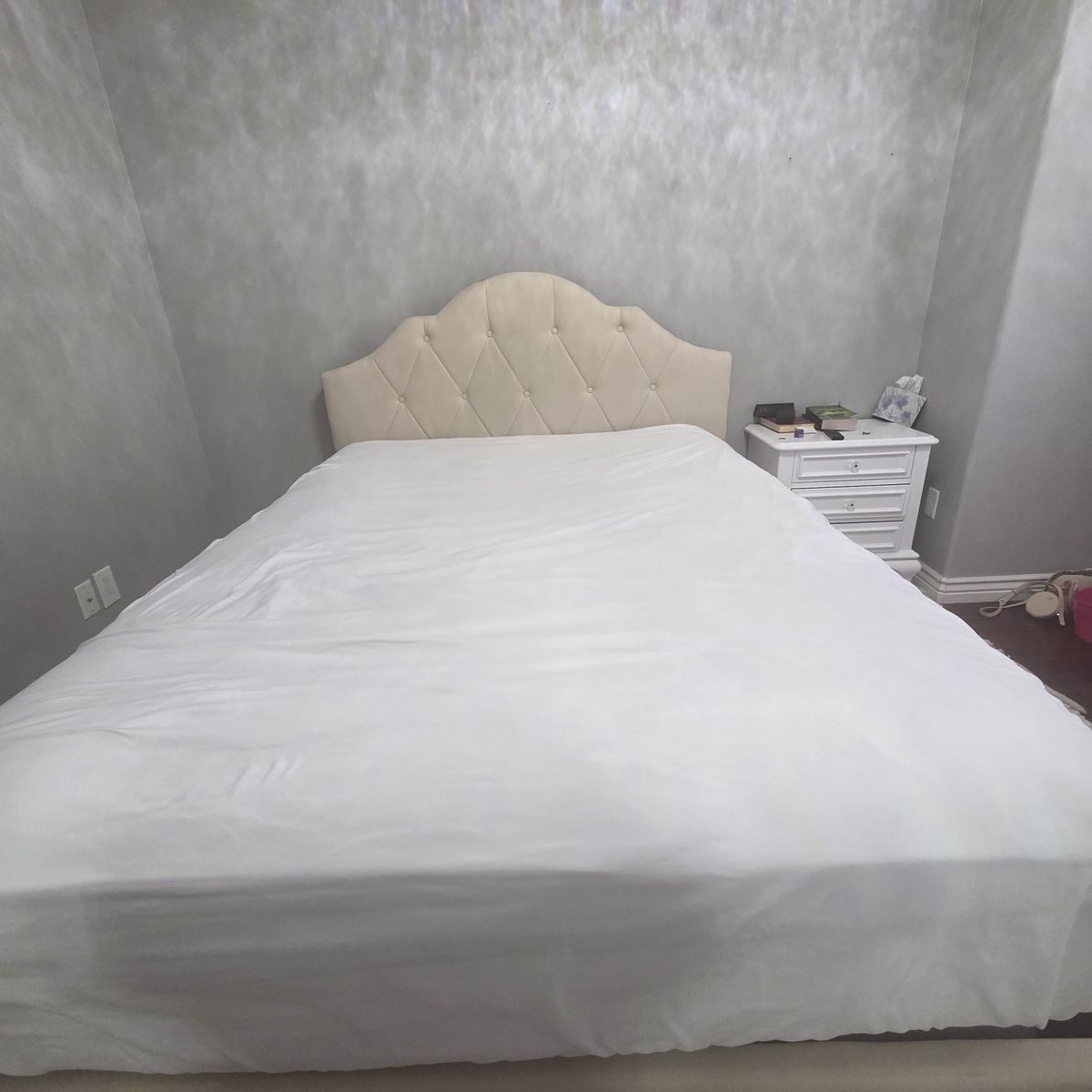 Queen Upolstered Bed