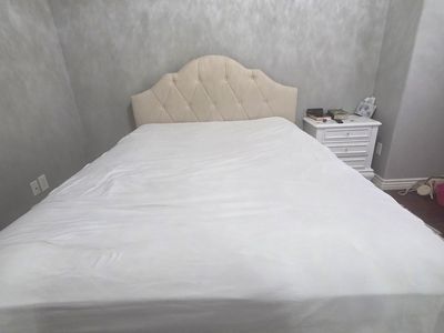 Queen Upolstered Bed