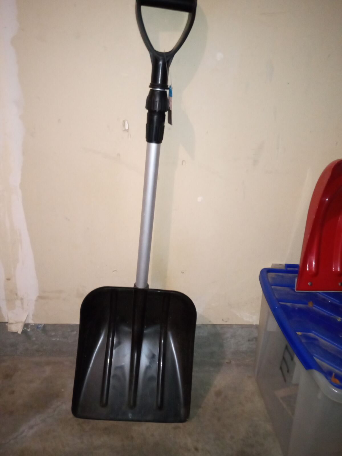 Adjustable portable snow shovel keep in vehicle trunk