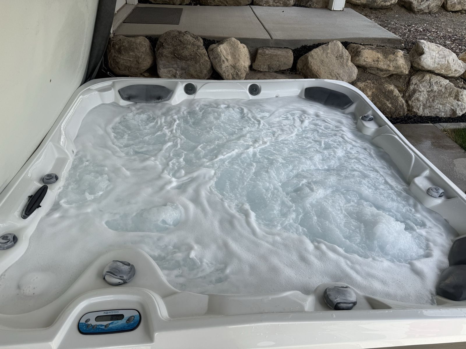 Aquaterra Fairfax 81-Jet Acrylic Hot Tub – Excellent Condition