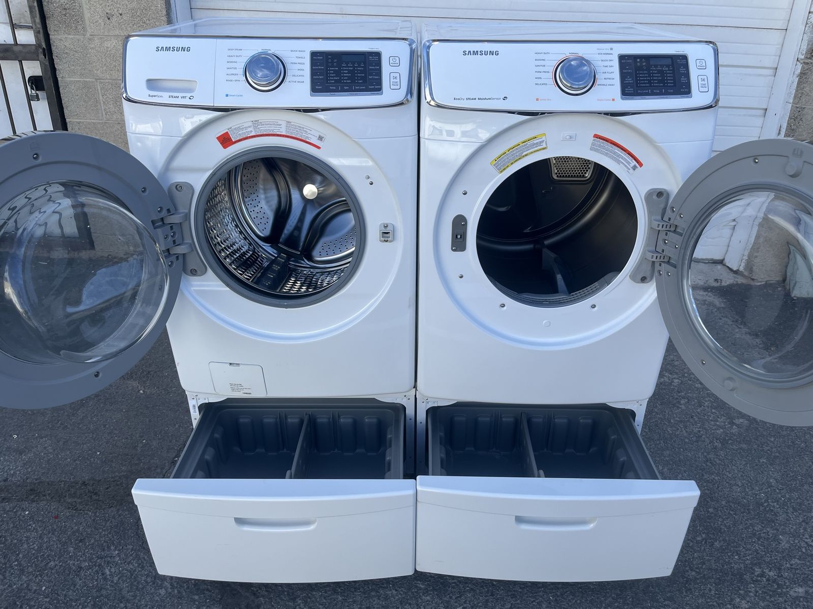 Great Samsung electric set on pedestals,free delivery