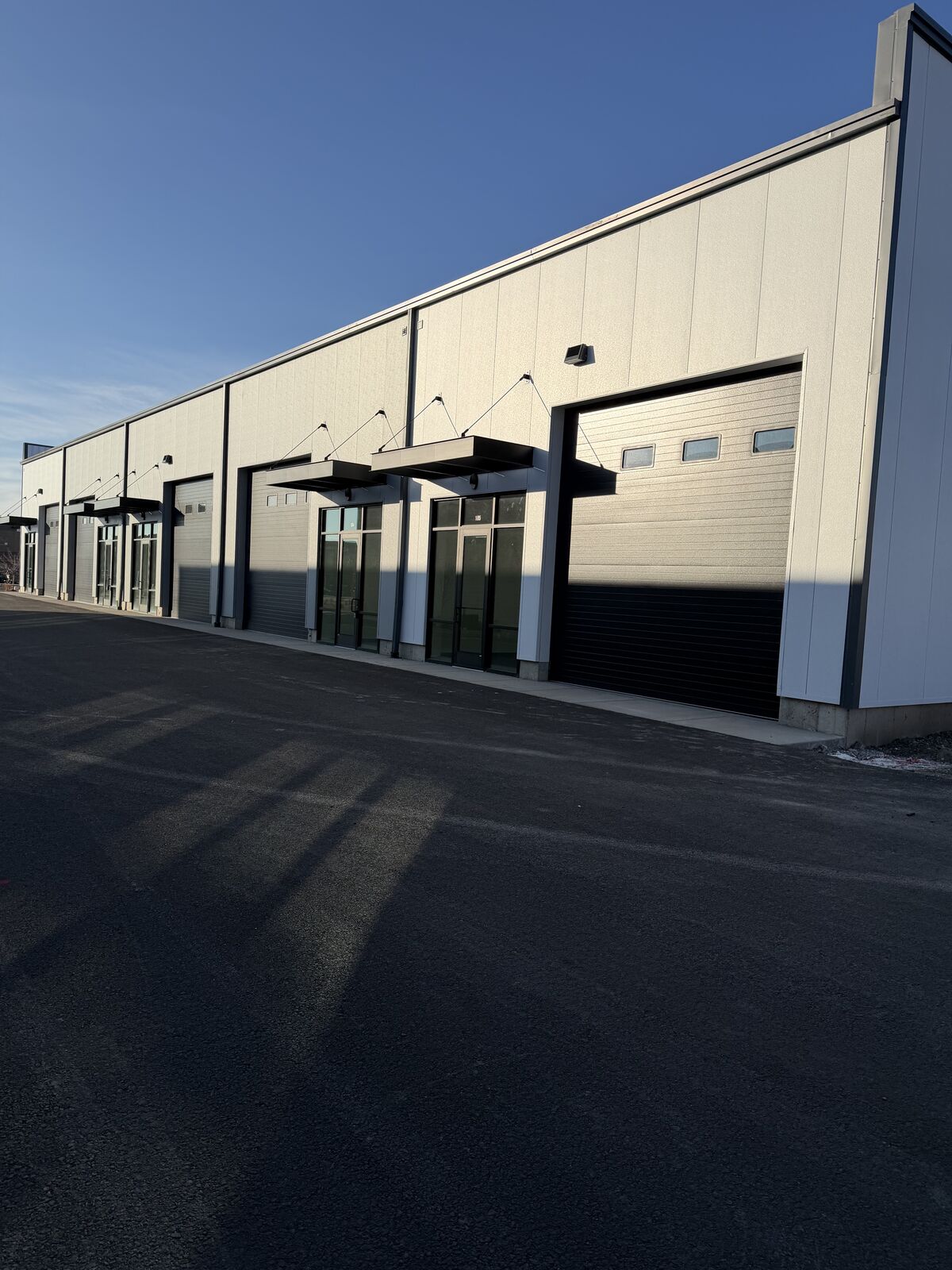 BRAND NEW CLEAN WAREHOUSE, OFFICE, RESTROOM, SHOP SINK, SEALED FLOORS, 3-PHASE POWER, HIGH BAY DOOR & CEILINGS!