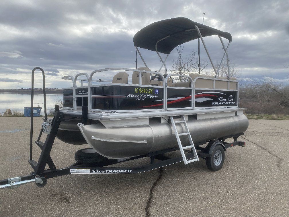 2017 SunTracker Bass Buggy 16 Pontoon