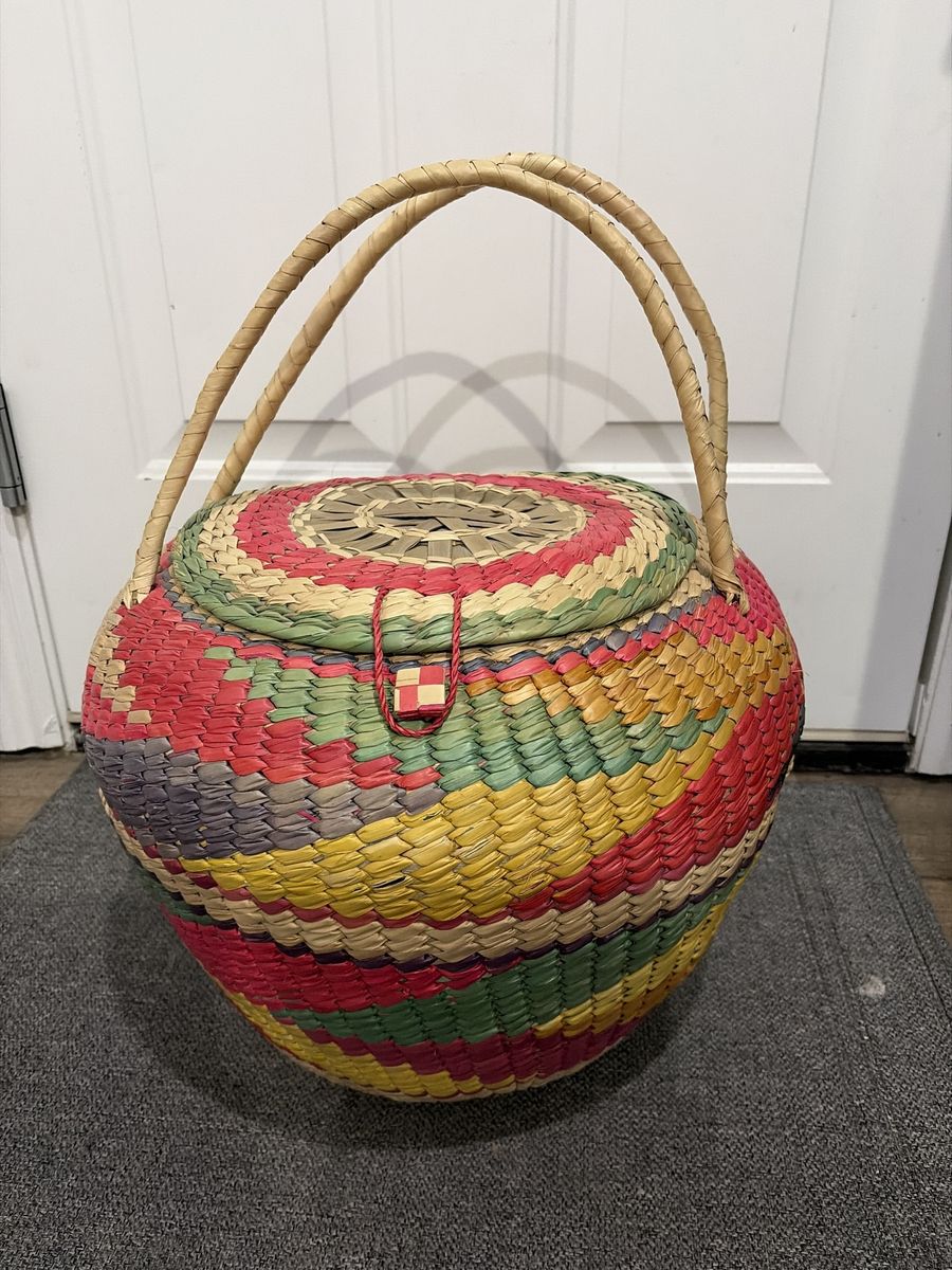 Large Wheatgrass Basket W/button Hinged Lid