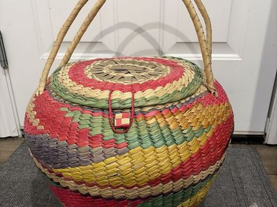 Large Wheatgrass Basket W/button Hinged Lid