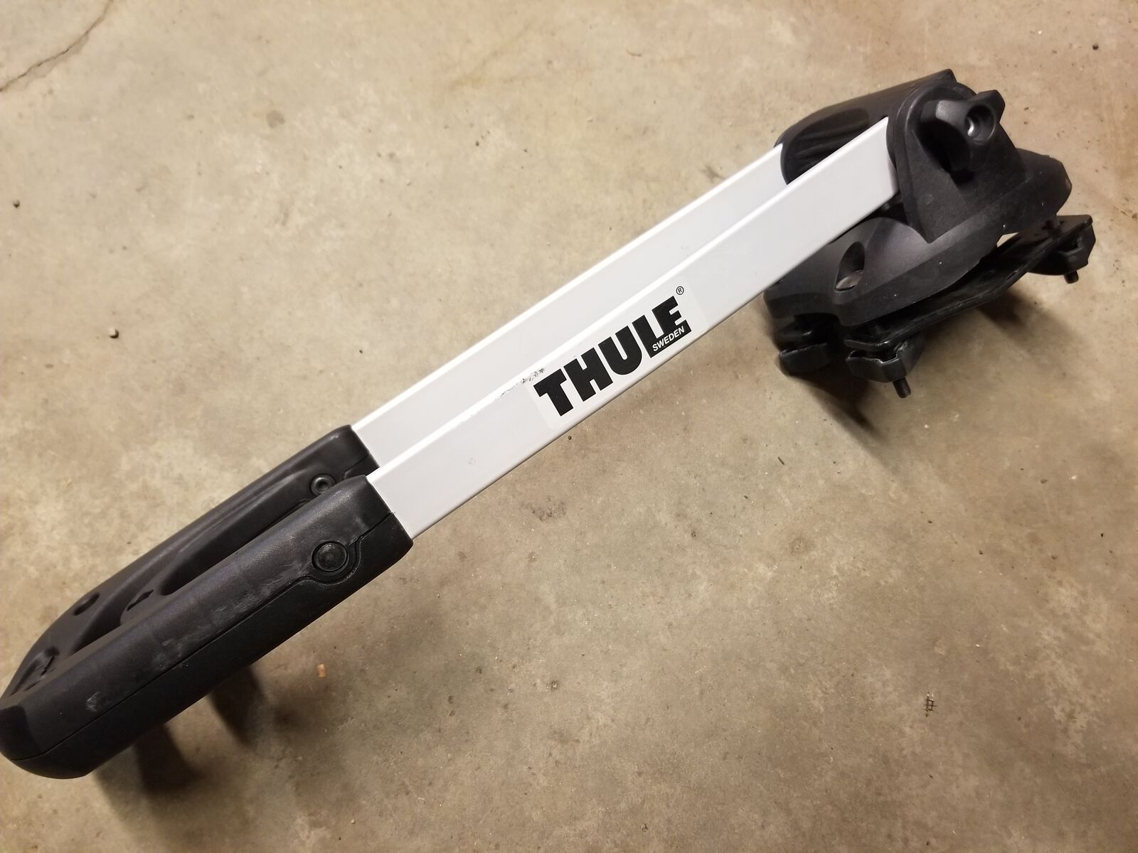 Thule Wing Bar Evo roof rack w/ accessories