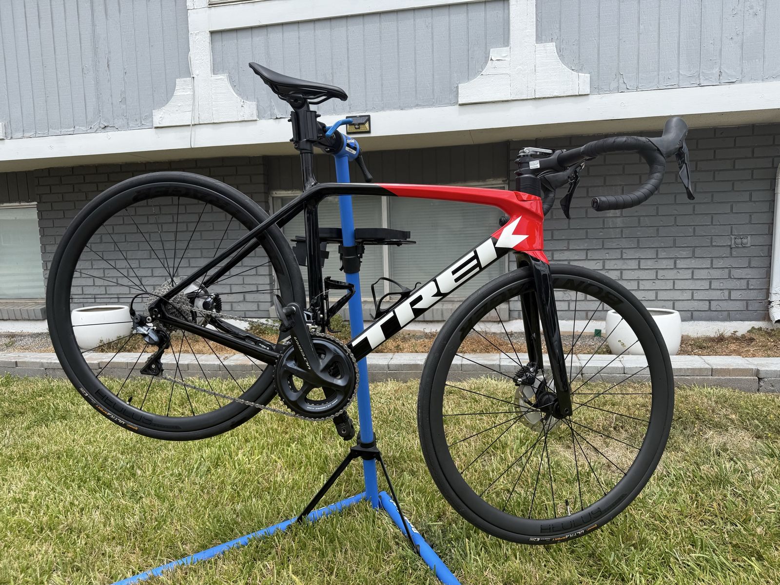 Trek Emonda & Kona Cinder Cone Bicycle Bundle - Carbon Frame, Ultegra, Tubeless