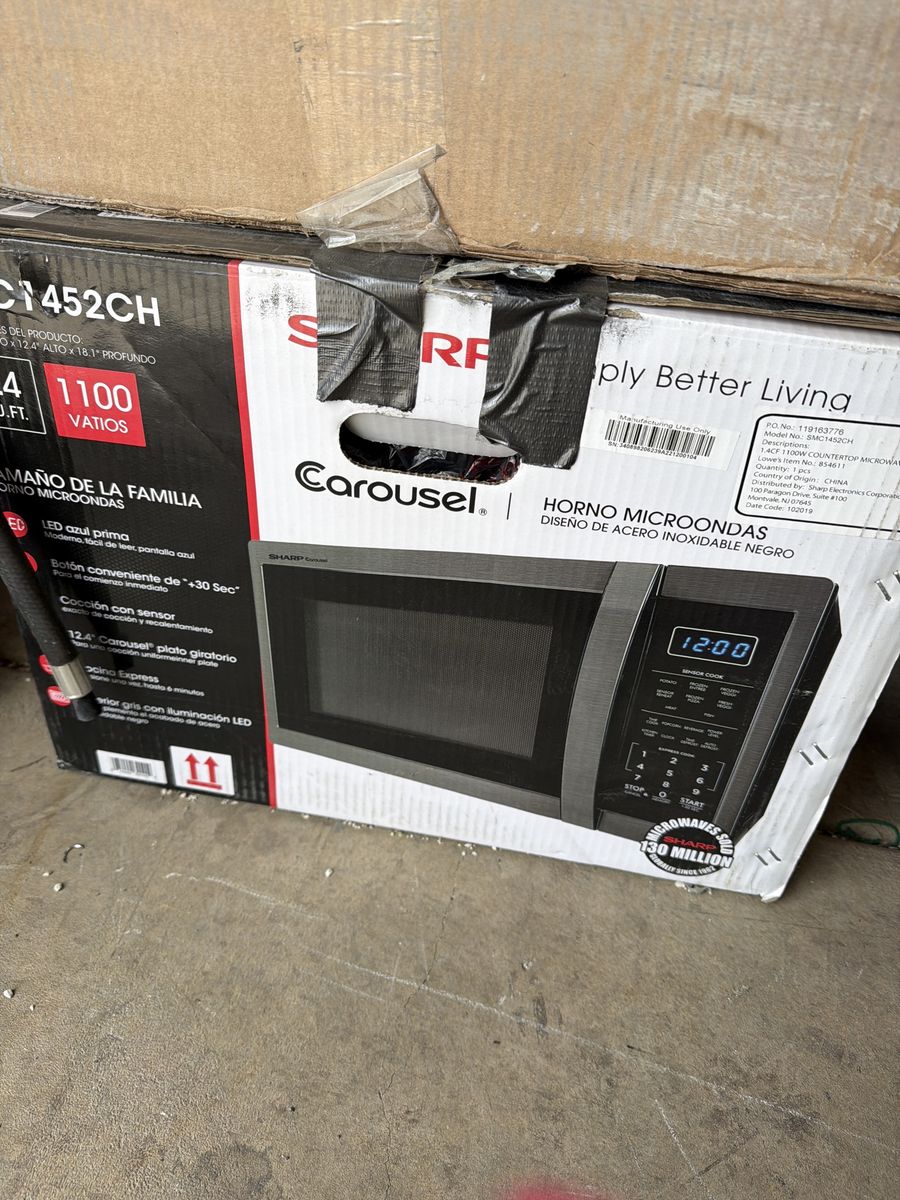 Sharp Microwave 1.4 cu.ft. Like new.