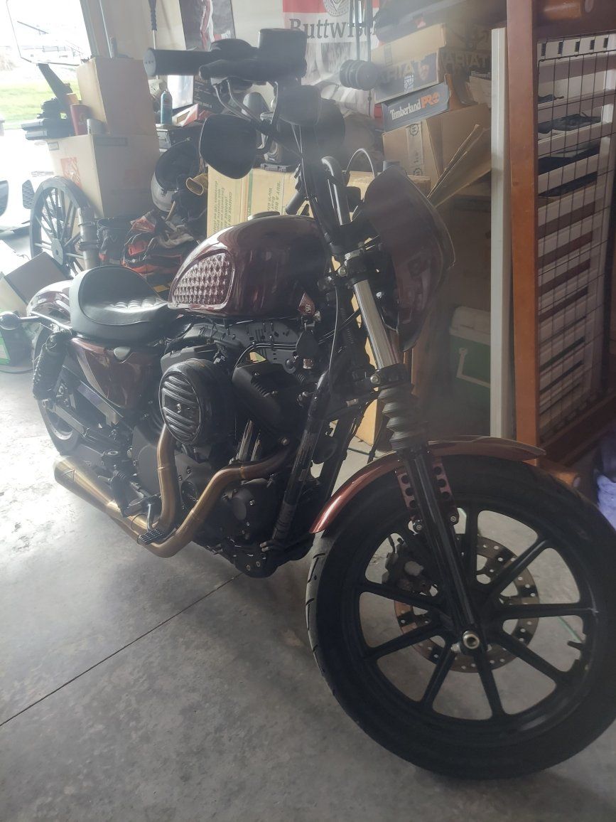 Harley-Davidson Sportster Cruiser Motorcycle - Maroon / Burgundy