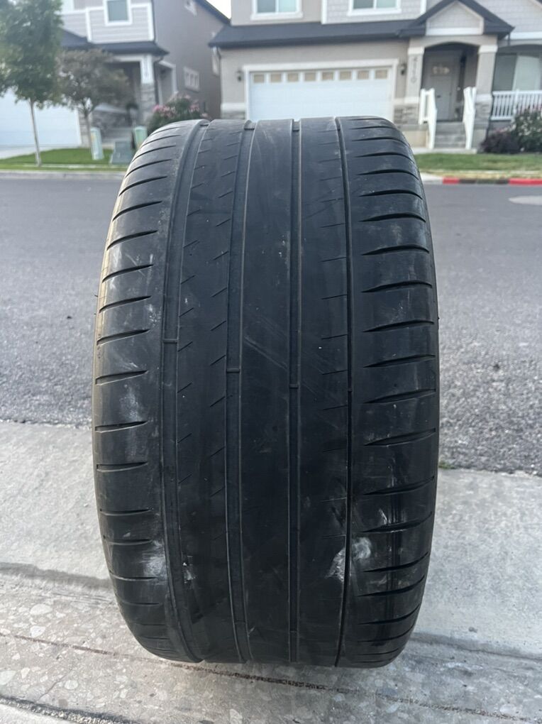 285/35R20 Michelin pilot sport tire
