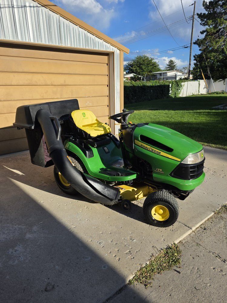 John Deere 125 Automatic Lawn Mower Tractor with Bagger