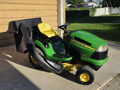John Deere 125 Automatic Lawn Mower Tractor with Bagger