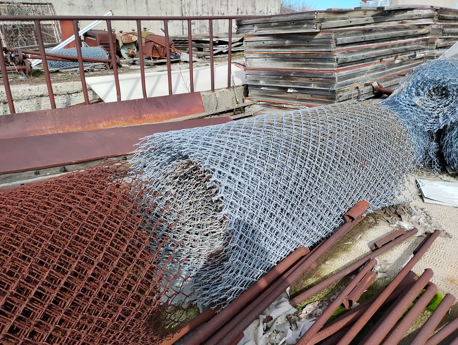 Wire roll fencing  and chain link fence