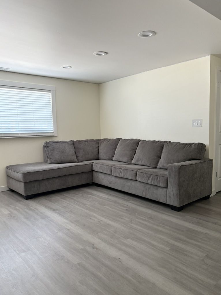 2 PIECE GRAY SECTIONAL COUCH