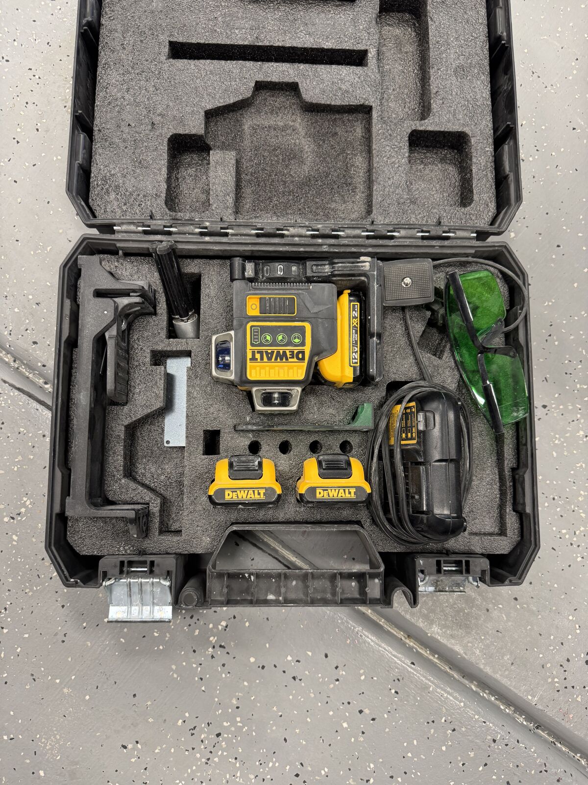 Dewalt Green Self-Leveling 3-Beam 360 Degree Laser Level with 2.0Ah Battery, Charger and Case