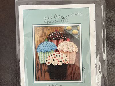 Cupcakes Oven Mitts Pattern- Susie C. Shore - Super Cute