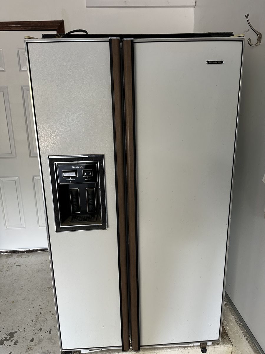 Refriigerator