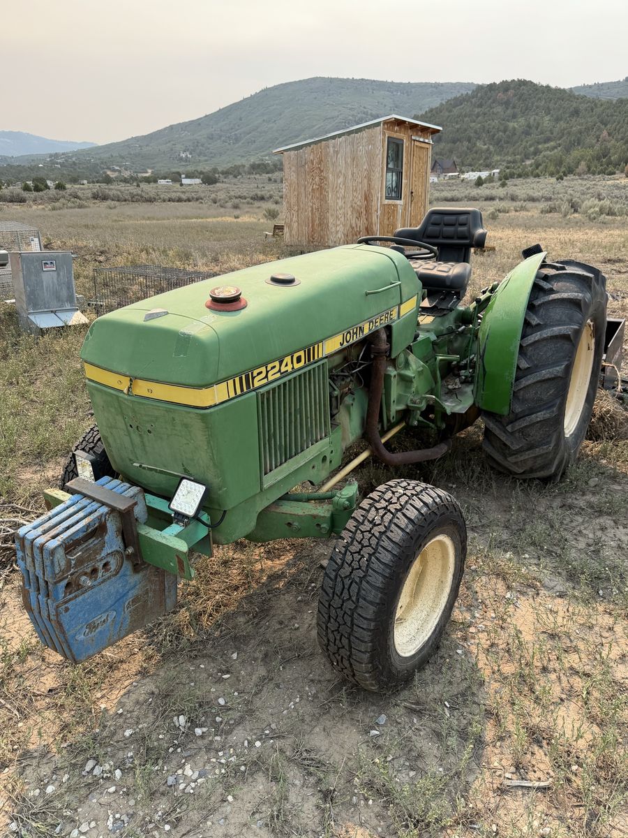 John Deere 2240 Utility Tractor - Green