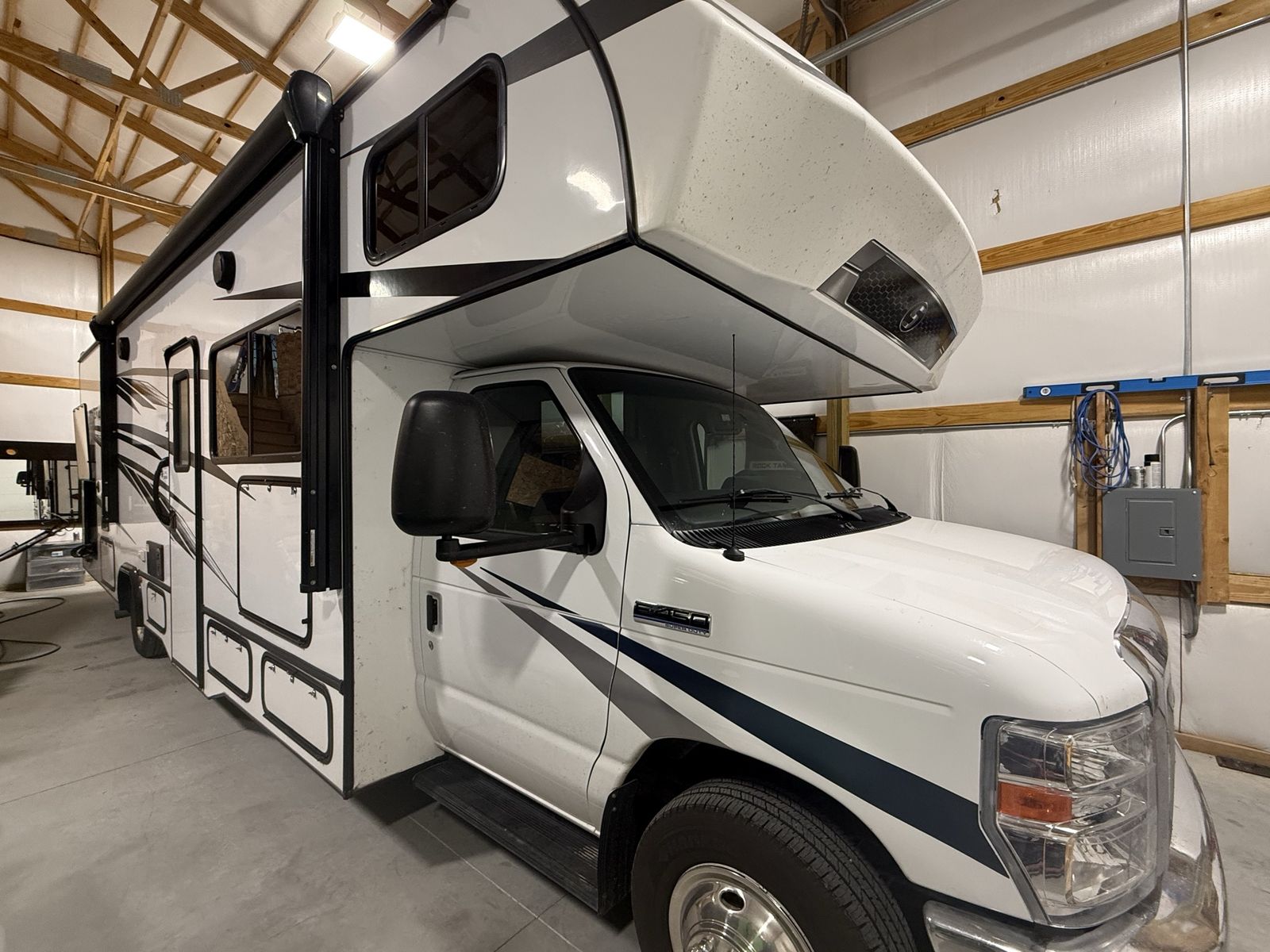 2023 Sunseeker 3270S Bunkhouse – New Generator & A/C – $59,999