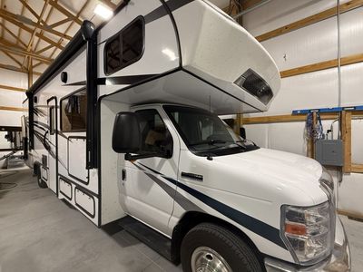 2023 Sunseeker 3270S Bunkhouse – New Generator & A/C – $59,999