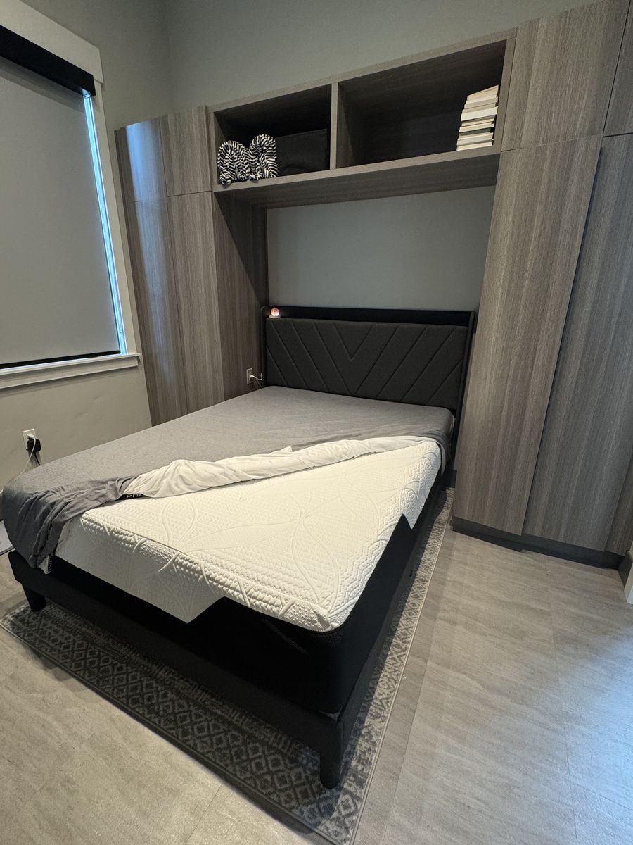 14 Queen Cooling Memory Foam Mattress (Clean!!)