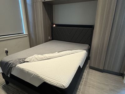 14 Queen Cooling Memory Foam Mattress (Clean!!)