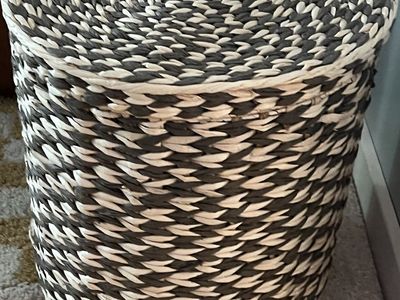 Woven Seagrass Laundry Hamper Storage Basket with Lid - Black and Natural, Excellent Condition