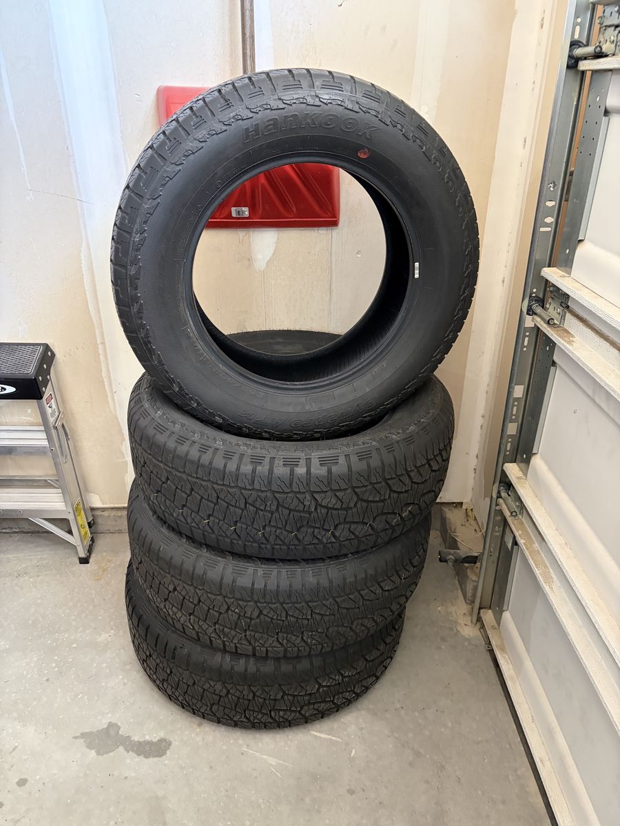 Like New - set of 4 Hankook Dynapro ATM 265/60R18 All-Terrain Tires