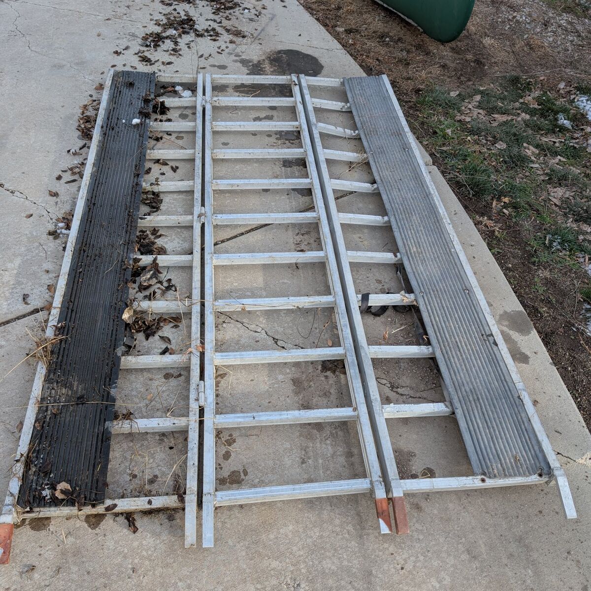 Trifold snowmobile ramp