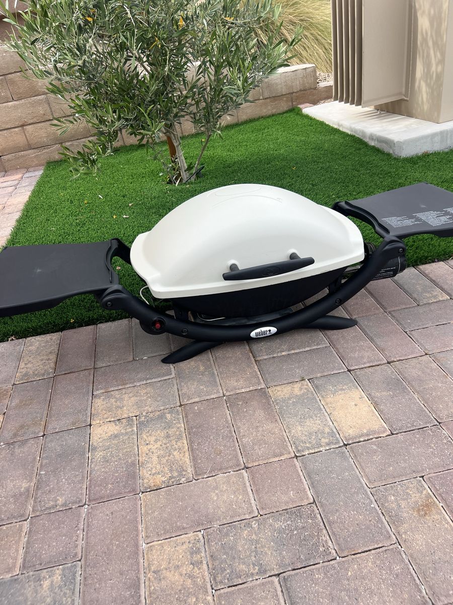 Weber Q2000 Portable Liquid Propane Gas Grill with Folding Side Tables & Cover