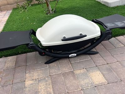 Weber Q2000 Portable Liquid Propane Gas Grill with Folding Side Tables & Cover