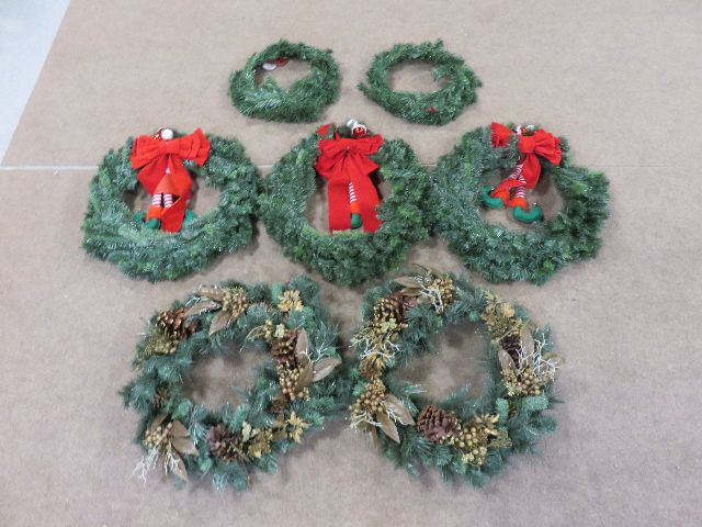 LOT OF 7 XMAS WREATHS - 5 PARTIALLY DECORATED AND 2 WITHOUT DECORATIONS