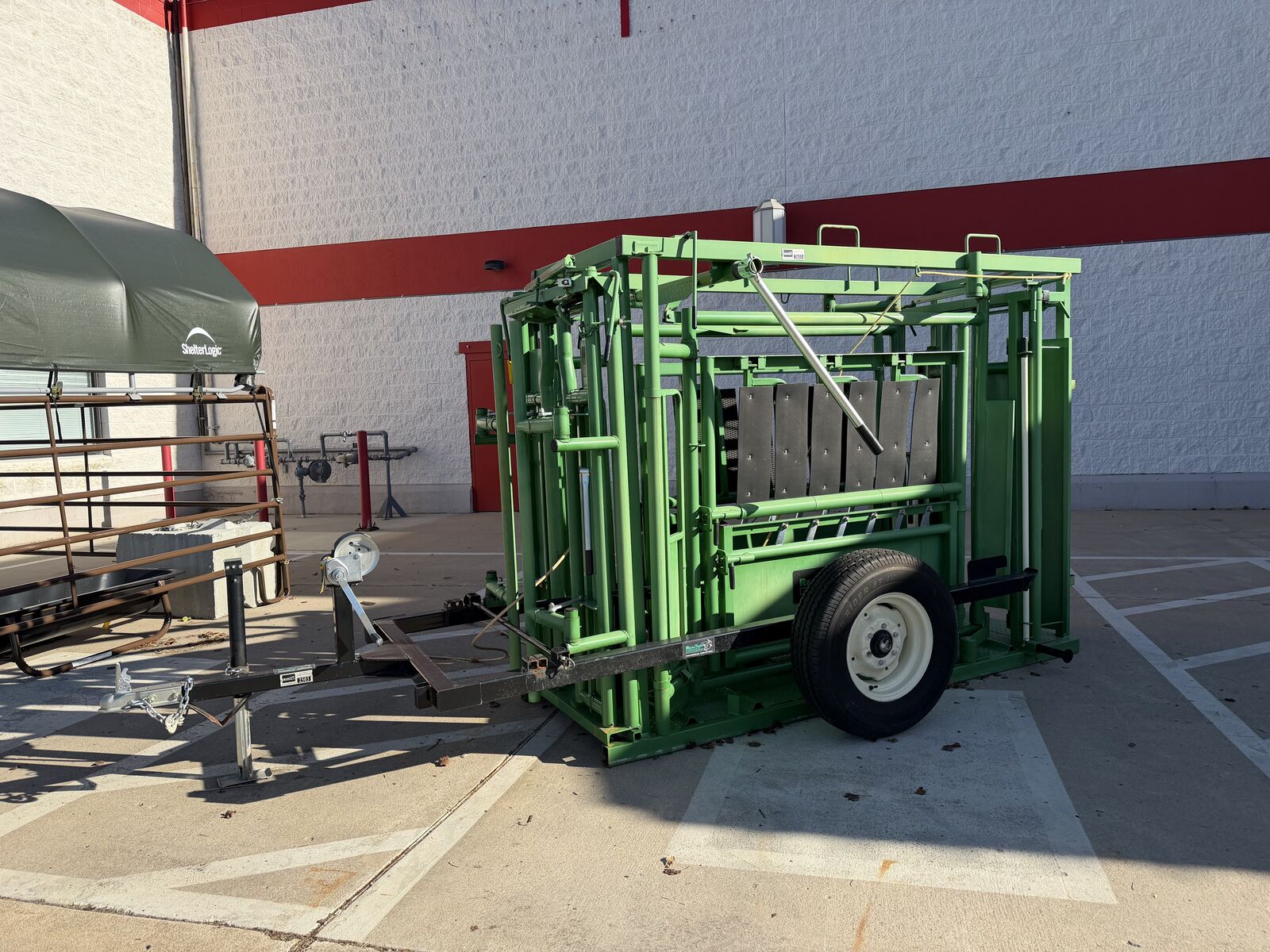 Real Tuff Manual Squeeze Chute W/ Trailer