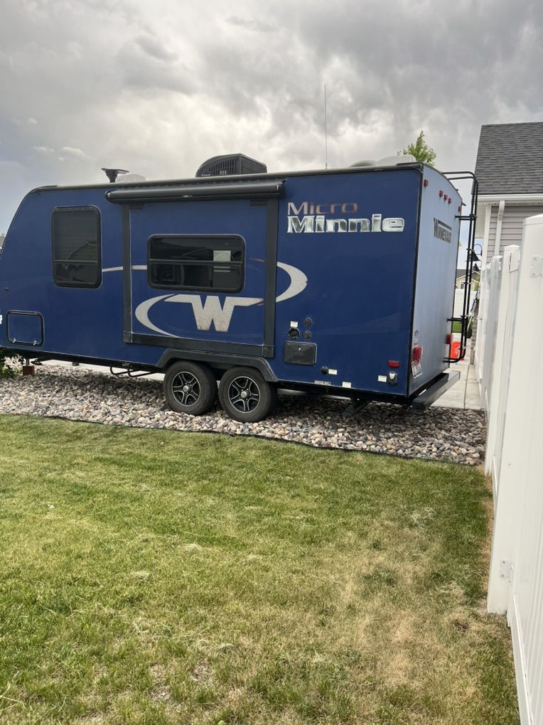 2917 Winnebago Micro Minnie 2106FBS