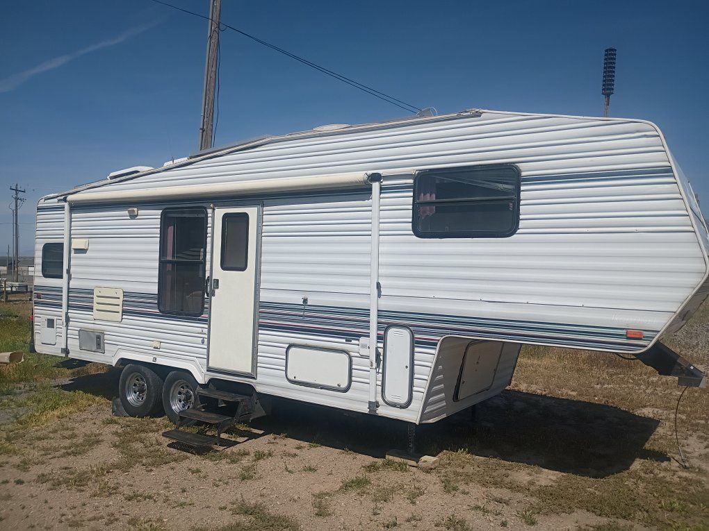1996 Komfort 26ft 5th Wheel Camper Trailer