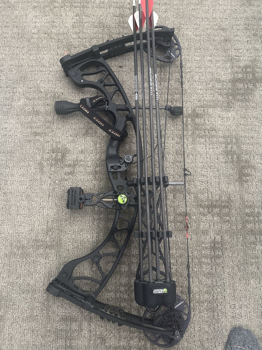 Hoyt Bow with FUSE Quiver & Warrior Arrows - Black, Hunting/Archery Set