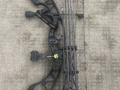 Hoyt Bow with FUSE Quiver & Warrior Arrows - Black, Hunting/Archery Set