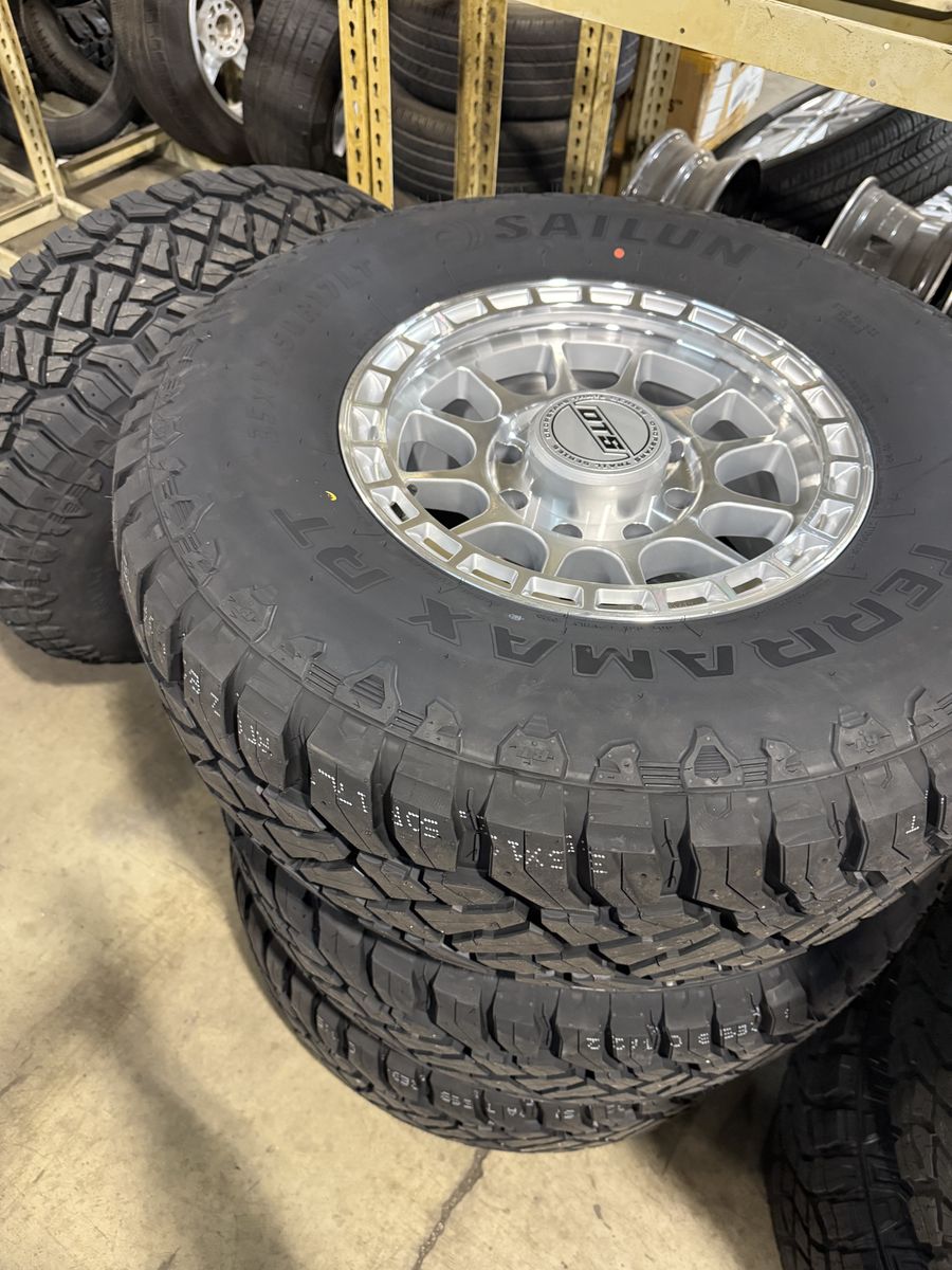 New Silver DTS 35x12.50r17 RT 8x170 Ford F350 F250