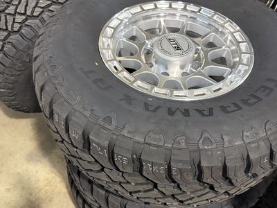New Silver DTS 35x12.50r17 RT 8x170 Ford F350 F250