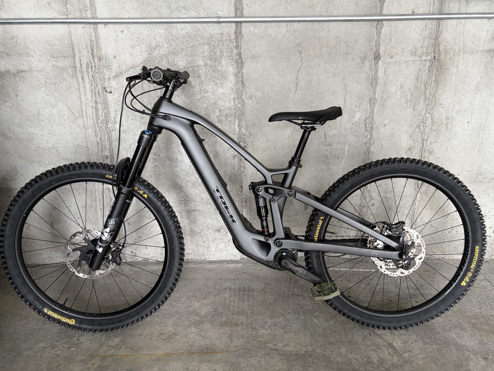 2024 Trek Fuel EXe 9.5 Carbon E-MTB — Size Small