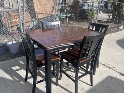 4 person Dining Room Table with chairs and leaf