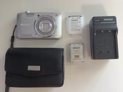 Nikon Coolpix S3600 20mp DigiCam with accessories